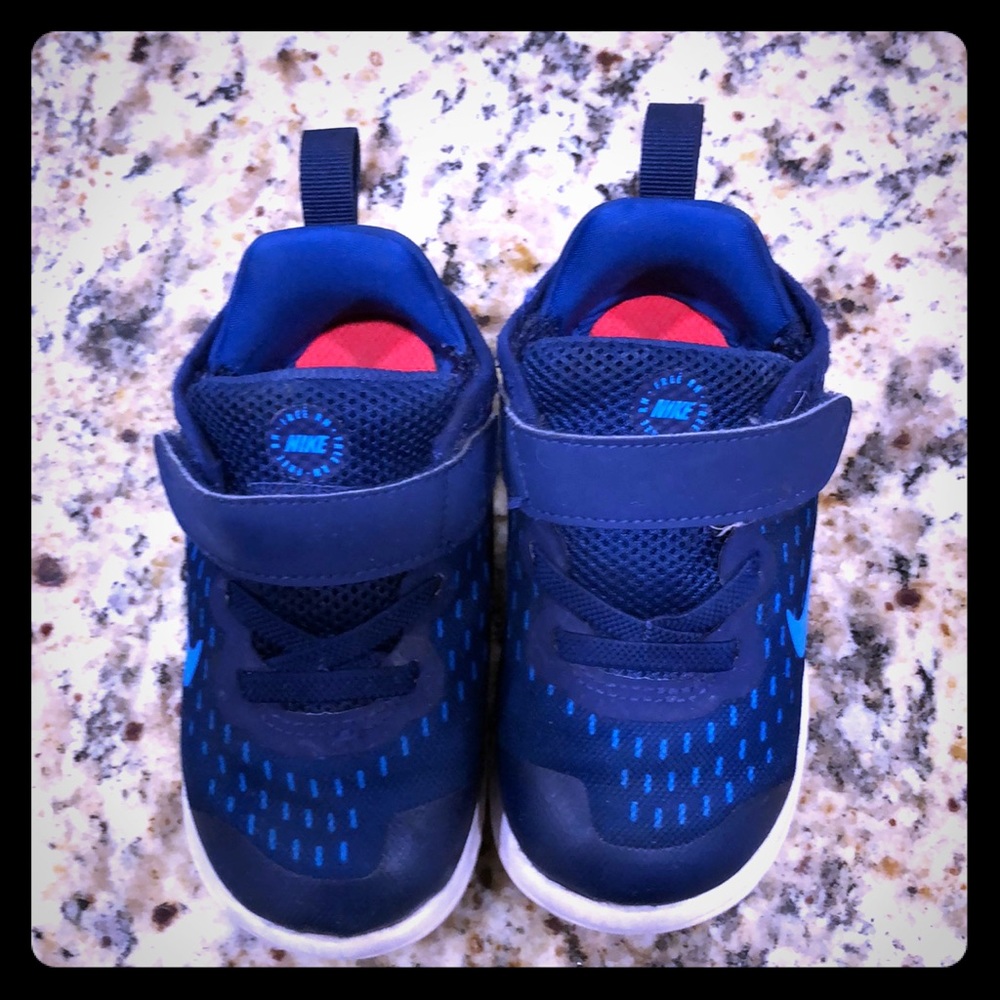 Navy blue nike tennis shoes